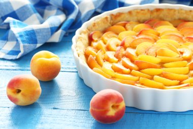 Ahşap zemin üzerine kayısı pasta