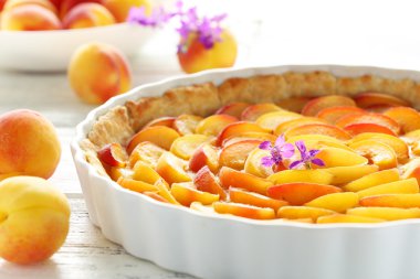 Ahşap zemin üzerine kayısı pasta