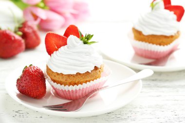 Taze çilek ile lezzetli cupcakes