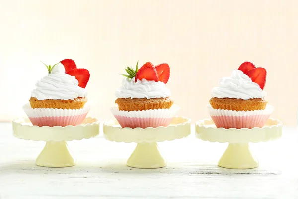 Leckere Cupcakes mit Erdbeeren — Stockfoto