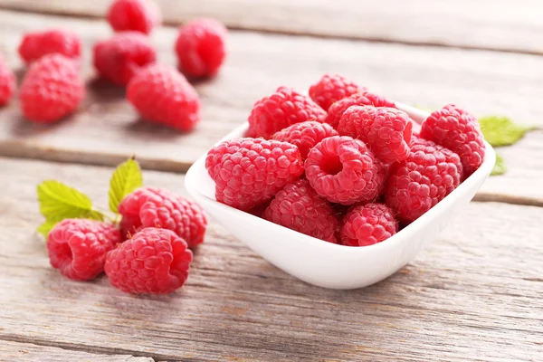 Red raspberries in bowl — Stock Photo, Image