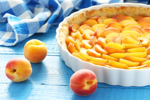 Apricot pie on wooden background — Stock Photo, Image