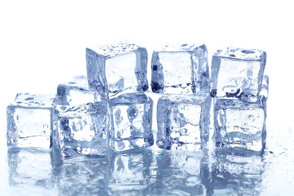 Cubos de hielo sobre fondo blanco —  Fotos de Stock