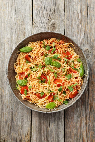 Spaghetti con pomodori e basilico — Foto Stock