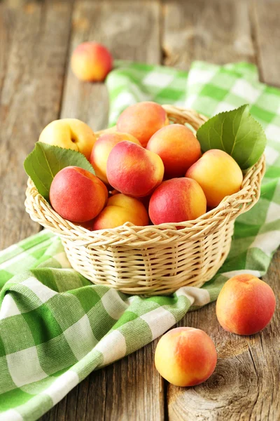 Fresh apricots in basket — Stock Photo, Image