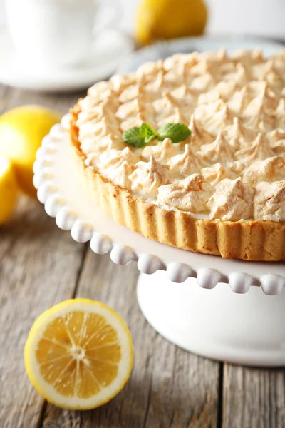 Lemon meringue koláč na dort stojan — Stock fotografie