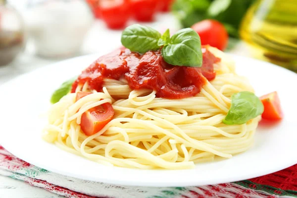 Spaghetti con pomodori e basilico — Foto Stock