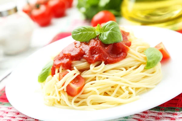 Spaghetti con pomodori e basilico — Foto Stock