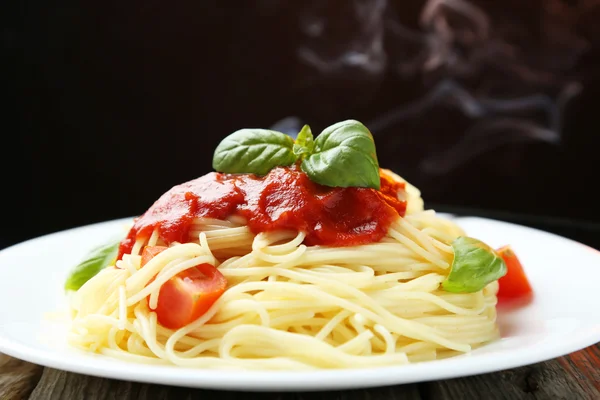 Spaghetti mit Tomaten und Basilikum — Stockfoto