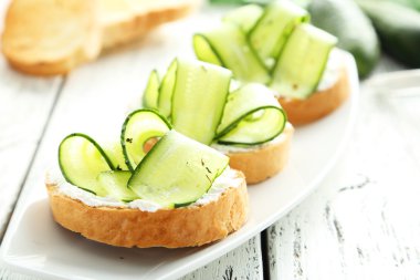 Lezzetli taze bruschetta salatalık ile