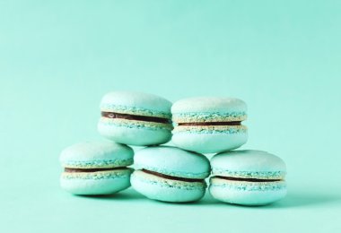 macarons mavi zemin üzerine