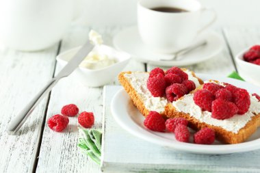 Ahududu ile taze ekmeği