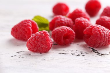 Ahşap arka plan üzerinde kırmızı ahududu