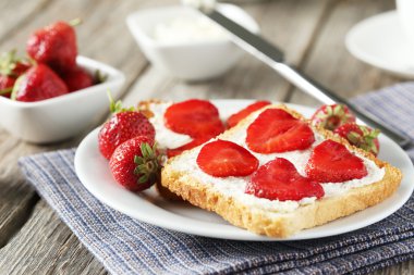 Çilek ile taze ekmeği