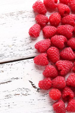 Ahşap arka plan üzerinde kırmızı ahududu