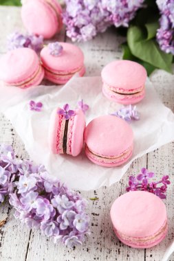 Fransızca macaroons Eflatun çiçekli pembe