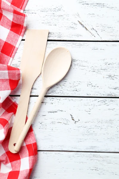 Tavolo con cucchiaio e tovagliolo in legno — Foto Stock