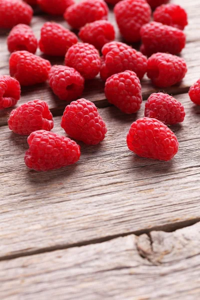 Red raspberries on wooden background — Stock Photo, Image