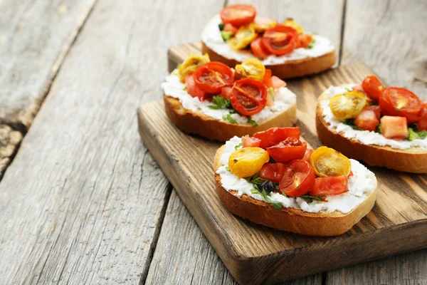 Saboroso bruschetta fresco com tomates — Fotografia de Stock