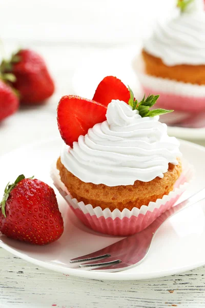 Tasty cupcakes with strawberries — Stock Photo, Image