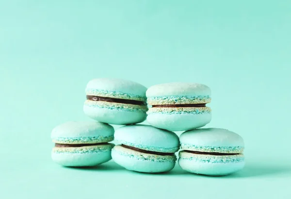 Macarons no fundo azul — Fotografia de Stock