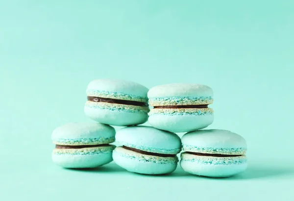 Macarons sur fond bleu — Photo