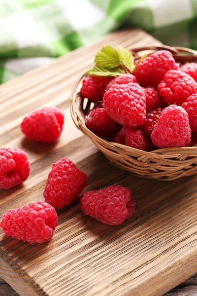 Red raspberries on cutting board — Stock Photo, Image