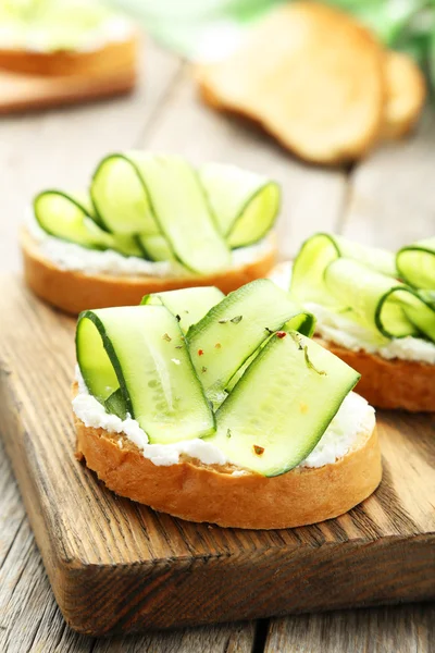 Saboroso bruschetta fresco com pepinos — Fotografia de Stock