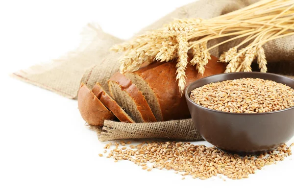 Uši pšenice a mísa zrn pšenice — Stock fotografie