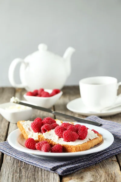 Fresh toast with raspberries — Stock Photo, Image