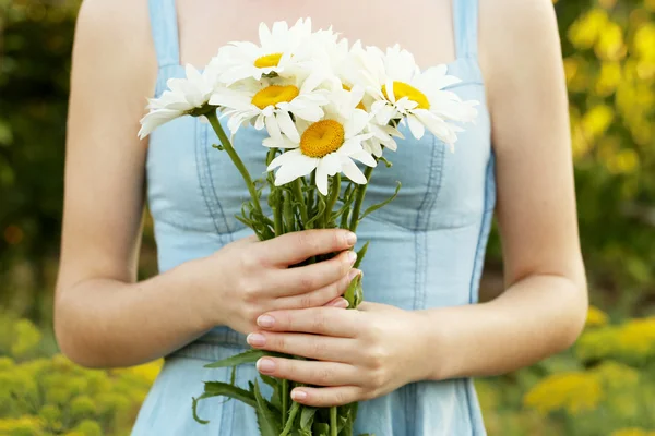 Mujer sosteniendo flores — Foto de Stock