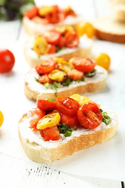 Saboroso bruschetta fresco com tomates — Fotografia de Stock