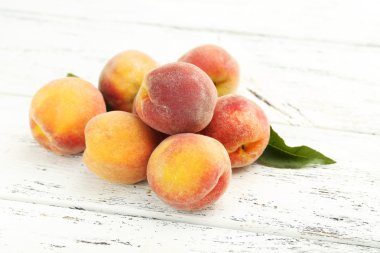 Olgun şeftali meyve