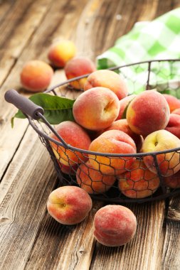 Olgun şeftali meyve sepeti