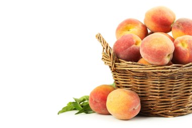 Taze şeftali meyve sepeti