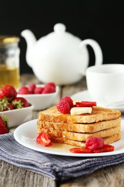 Ahududu ve çilek ile taze ekmeği