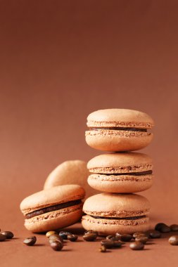 Kahve macaroons kahve çekirdekleri ile