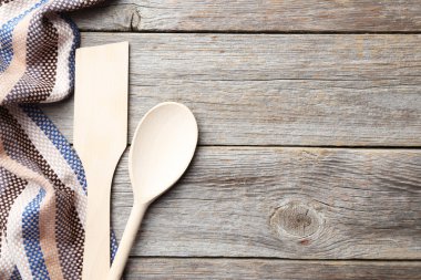 tahta kaşık ve peçete ile tablo