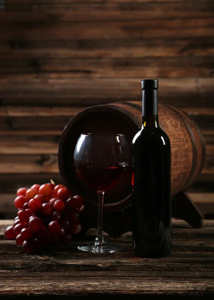 Келих червоного вина з виноградом — стокове фото