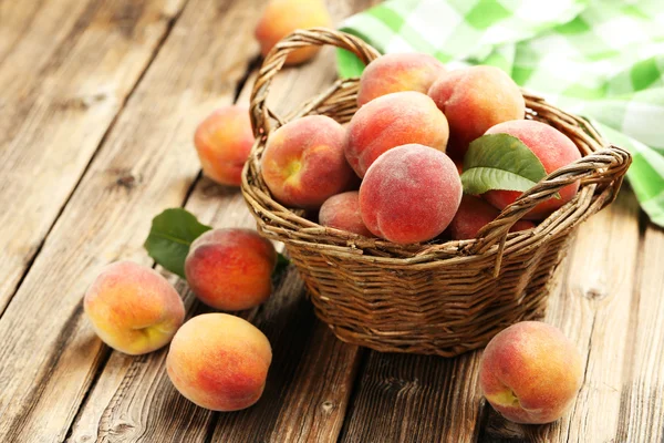 Спелые персики в корзине — стоковое фото