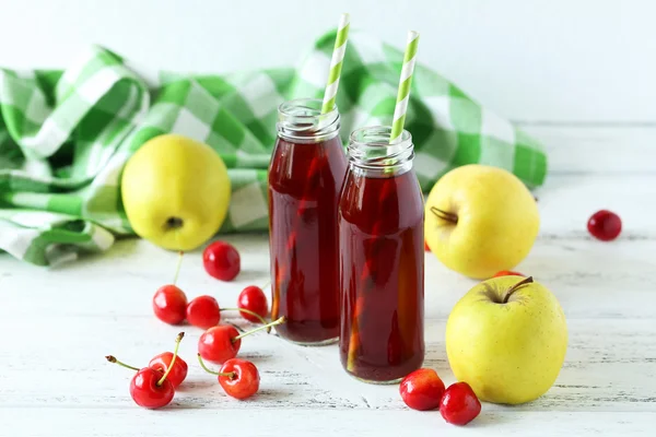 Окуляри вишневого соку з яблуком — стокове фото