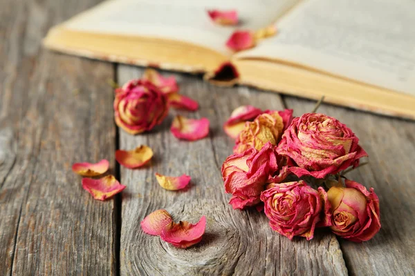 Drewniane tła suszonych róż — Zdjęcie stockowe