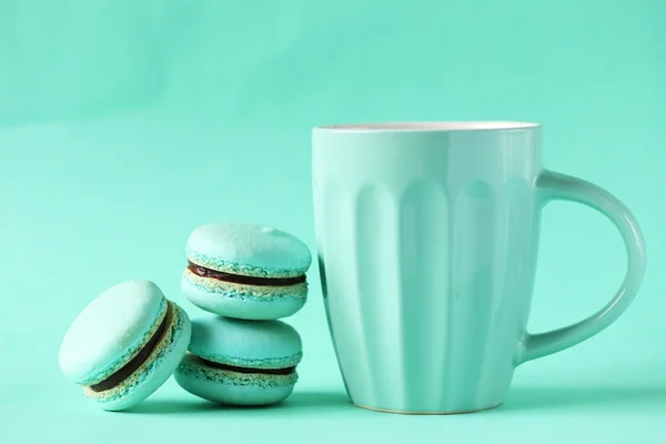 Green macaroons with tea — Stock Photo, Image