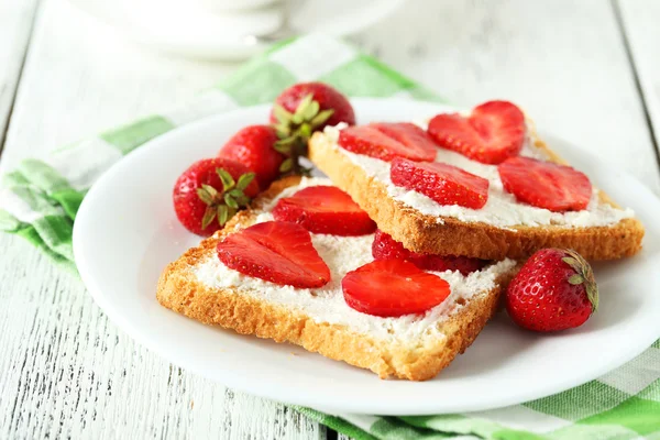 Toast mit Himbeeren und Erdbeeren — Stockfoto