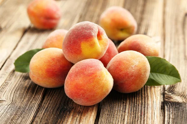 Персики стиглих фруктів — стокове фото