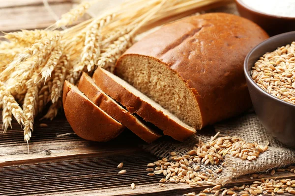 Вуха пшениці і миски зерна пшениці — стокове фото