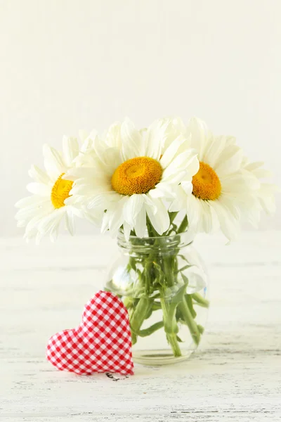 Chamomile flowers in vase — Stock Photo, Image