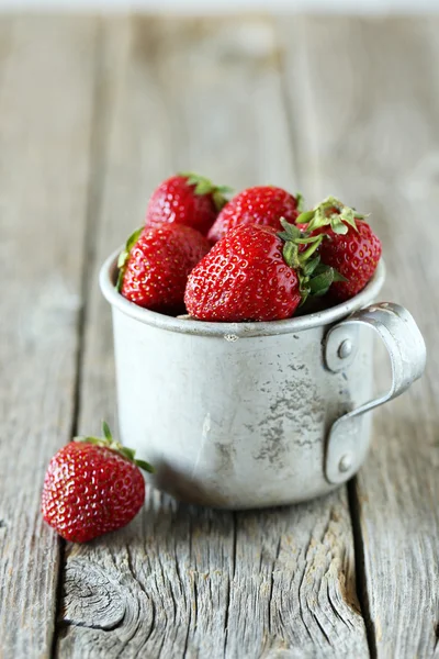 Fresas frescas en taza — Foto de Stock