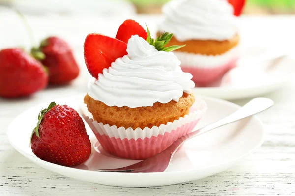 Tasty cupcake with fresh strawberry — Stock Photo, Image