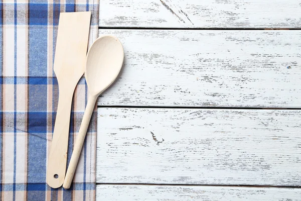 Mesa con cuchara de madera y servilleta — Foto de Stock